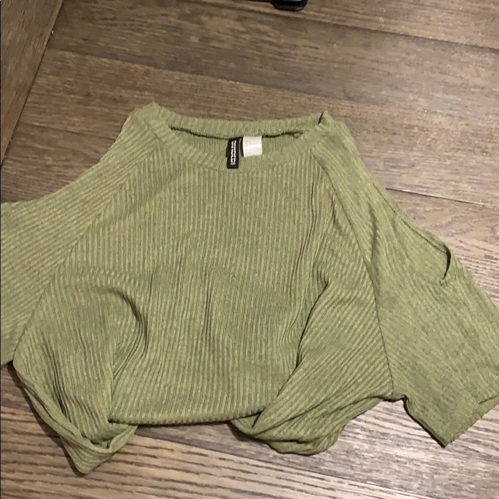 Cropped cold shoulder T